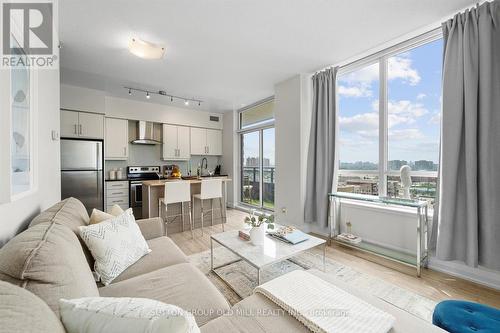 1008 - 75 North Park Road, Vaughan, ON - Indoor Photo Showing Living Room