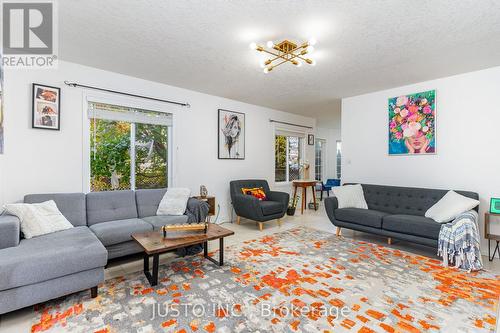 190 Severn Drive, Guelph, ON - Indoor Photo Showing Living Room