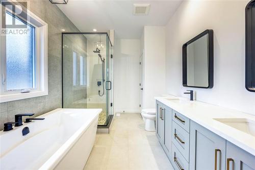 6755 Shaker Lane, Plympton-Wyoming, ON - Indoor Photo Showing Bathroom