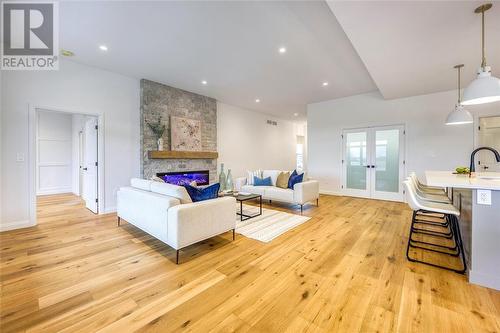 6755 Shaker Lane, Plympton-Wyoming, ON - Indoor Photo Showing Living Room