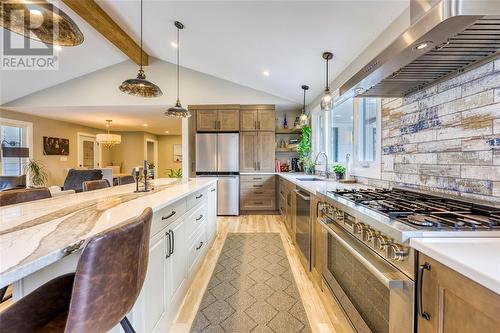 5168 Lakeshore Road, Plympton-Wyoming, ON - Indoor Photo Showing Kitchen With Upgraded Kitchen