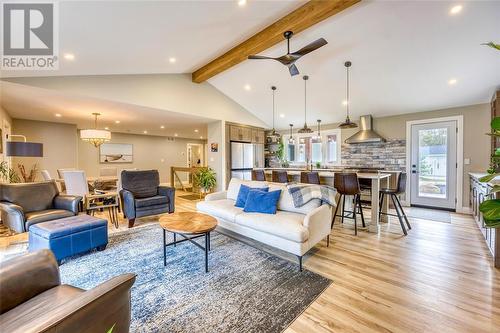 5168 Lakeshore Road, Plympton-Wyoming, ON - Indoor Photo Showing Living Room