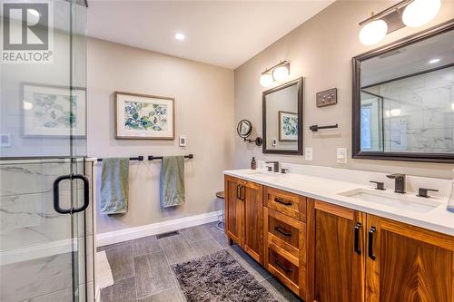 5168 Lakeshore Road, Plympton-Wyoming, ON - Indoor Photo Showing Bathroom