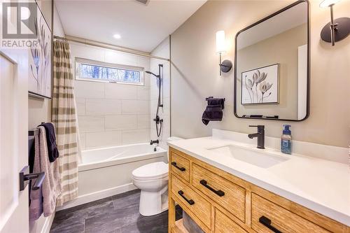 5168 Lakeshore Road, Plympton-Wyoming, ON - Indoor Photo Showing Bathroom