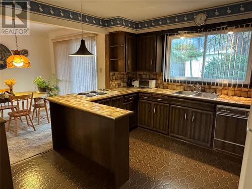 1073 Thompson Street, Sarnia, ON - Indoor Photo Showing Kitchen With Double Sink