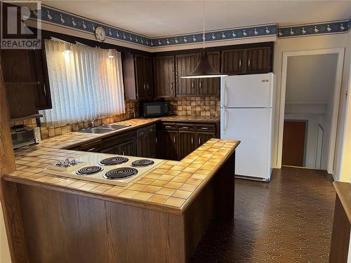 1073 Thompson Street, Sarnia, ON - Indoor Photo Showing Kitchen With Double Sink