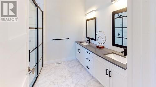 654 Ketter Way, Plympton-Wyoming, ON - Indoor Photo Showing Bathroom