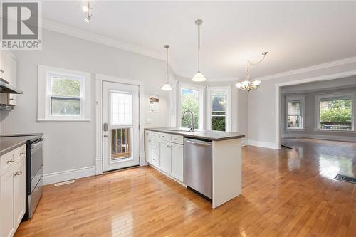 326 College Avenue North, Sarnia, ON - Indoor Photo Showing Kitchen With Upgraded Kitchen