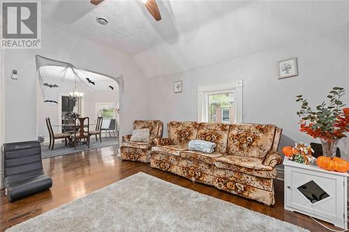 326 College Avenue North, Sarnia, ON - Indoor Photo Showing Living Room