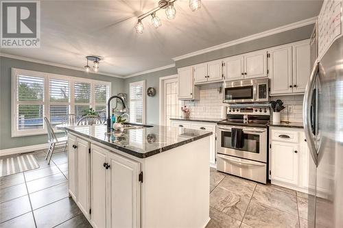 2715 Sandfield Crescent, Sarnia, ON - Indoor Photo Showing Kitchen With Upgraded Kitchen