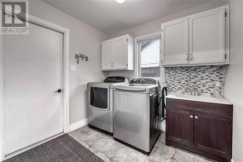 2715 Sandfield Crescent, Sarnia, ON - Indoor Photo Showing Laundry Room