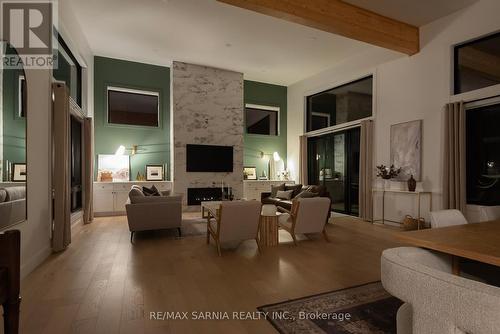 4057 Cullen Drive, Plympton-Wyoming (Plympton Wyoming), ON - Indoor Photo Showing Living Room