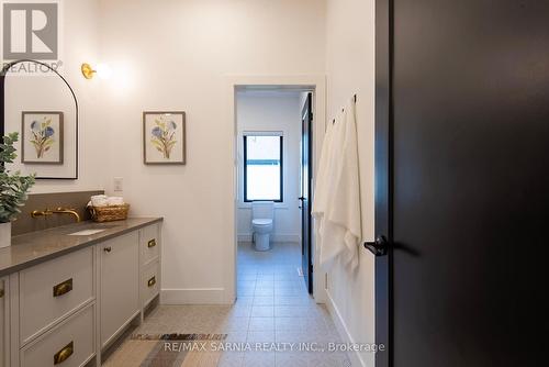 4057 Cullen Drive, Plympton-Wyoming (Plympton Wyoming), ON - Indoor Photo Showing Bathroom