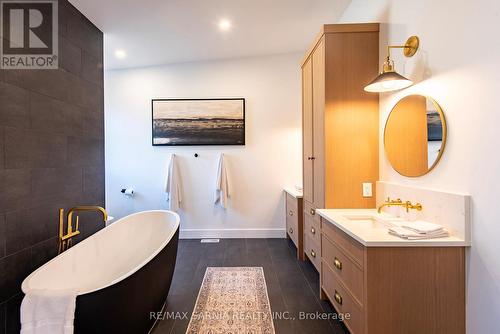 4057 Cullen Drive, Plympton-Wyoming (Plympton Wyoming), ON - Indoor Photo Showing Bathroom