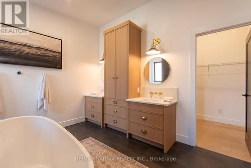 4057 Cullen Drive, Plympton-Wyoming (Plympton Wyoming), ON - Indoor Photo Showing Bathroom