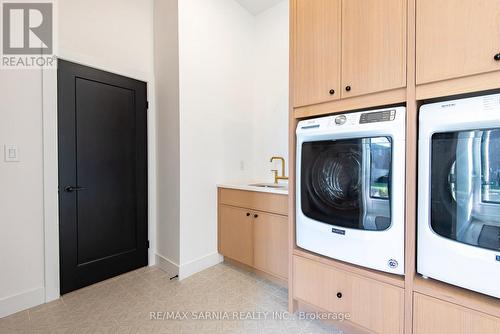 4057 Cullen Drive, Plympton-Wyoming (Plympton Wyoming), ON - Indoor Photo Showing Laundry Room