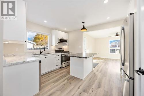 737 Albert Street, Wallaceburg, ON - Indoor Photo Showing Kitchen With Upgraded Kitchen