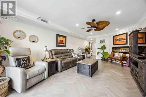 1510 Venetian Boulevard Unit# M-3, Point Edward, ON - Indoor Photo Showing Living Room