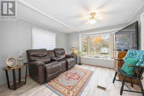 4895 Lakeshore Road Unit# A81, Plympton-Wyoming, ON - Indoor Photo Showing Living Room