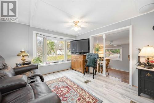 4895 Lakeshore Road Unit# A81, Plympton-Wyoming, ON - Indoor Photo Showing Living Room