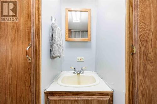 4895 Lakeshore Road Unit# A81, Plympton-Wyoming, ON - Indoor Photo Showing Bathroom