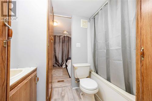 4895 Lakeshore Road Unit# A81, Plympton-Wyoming, ON - Indoor Photo Showing Bathroom