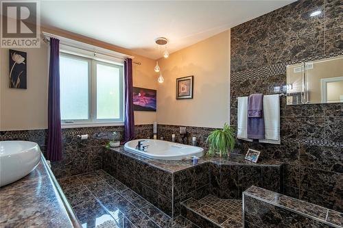 3849 Ferne Avenue, Plympton-Wyoming, ON - Indoor Photo Showing Bathroom