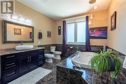 3849 Ferne Avenue, Plympton-Wyoming, ON - Indoor Photo Showing Bathroom