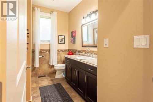 3849 Ferne Avenue, Plympton-Wyoming, ON - Indoor Photo Showing Bathroom