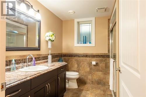 3849 Ferne Avenue, Plympton-Wyoming, ON - Indoor Photo Showing Bathroom