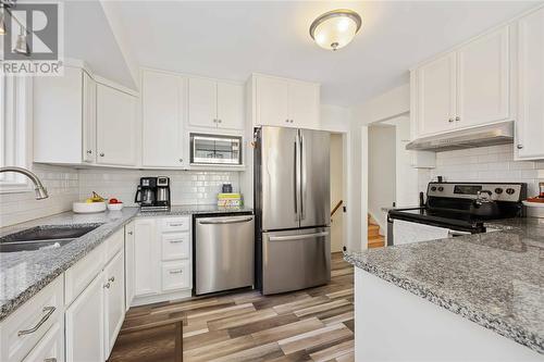 1144 Cathcart Boulevard, Sarnia, ON - Indoor Photo Showing Kitchen With Double Sink With Upgraded Kitchen