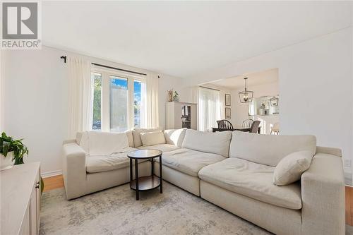 1144 Cathcart Boulevard, Sarnia, ON - Indoor Photo Showing Living Room