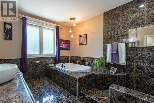 3849 Ferne Avenue, Plympton-Wyoming (Plympton Wyoming), ON - Indoor Photo Showing Bathroom