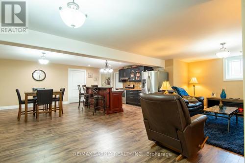 3849 Ferne Avenue, Plympton-Wyoming (Plympton Wyoming), ON - Indoor Photo Showing Living Room