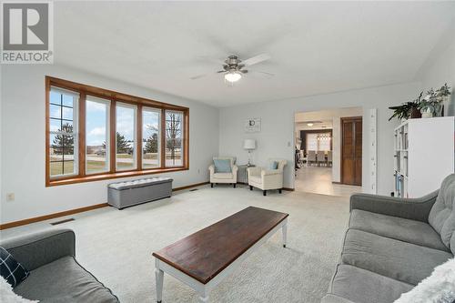 6396 La Salle Line, Warwick-Watford, ON - Indoor Photo Showing Living Room