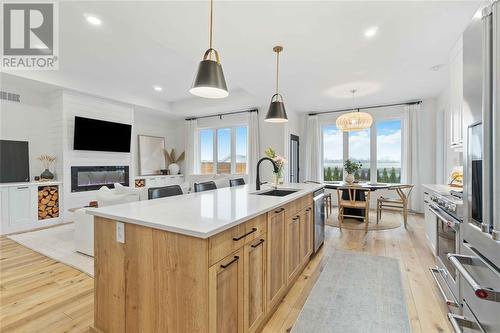 6739 Griffin Drive, Plympton-Wyoming, ON - Indoor Photo Showing Kitchen With Upgraded Kitchen