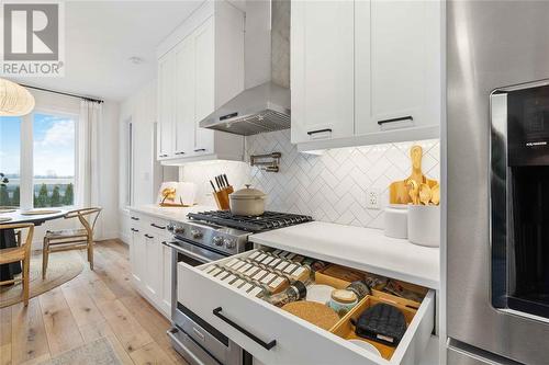 6739 Griffin Drive, Plympton-Wyoming, ON - Indoor Photo Showing Kitchen With Upgraded Kitchen