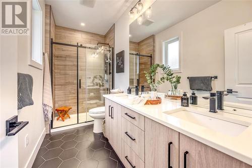 6739 Griffin Drive, Plympton-Wyoming, ON - Indoor Photo Showing Bathroom