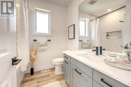 6739 Griffin Drive, Plympton-Wyoming, ON - Indoor Photo Showing Bathroom