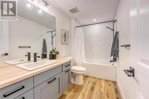 6739 Griffin Drive, Plympton-Wyoming, ON - Indoor Photo Showing Bathroom