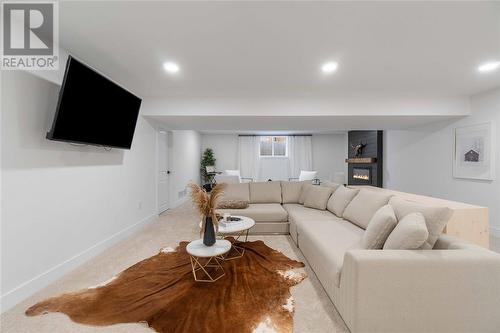 6739 Griffin Drive, Plympton-Wyoming, ON - Indoor Photo Showing Living Room