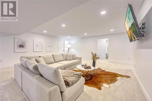 6739 Griffin Drive, Plympton-Wyoming, ON - Indoor Photo Showing Living Room