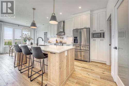 6739 Griffin Drive, Plympton-Wyoming, ON - Indoor Photo Showing Kitchen With Upgraded Kitchen