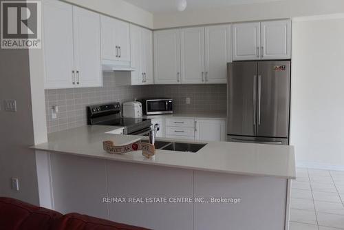 1304 Klondike Drive, Oshawa, ON - Indoor Photo Showing Kitchen With Double Sink