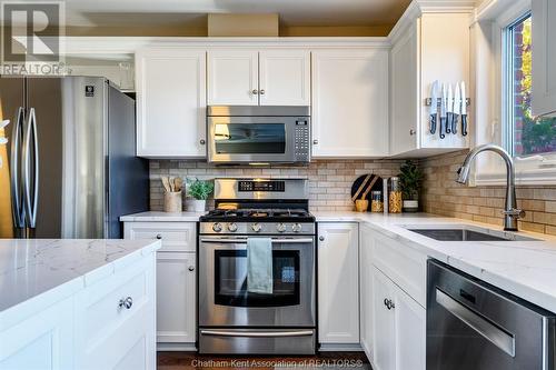 104 London Drive, Chatham, ON - Indoor Photo Showing Kitchen With Upgraded Kitchen