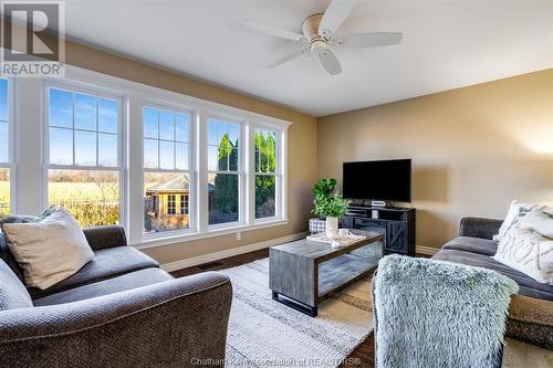 104 London Drive, Chatham, ON - Indoor Photo Showing Living Room