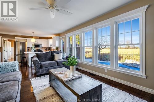 104 London Drive, Chatham, ON - Indoor Photo Showing Living Room