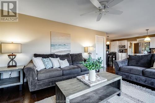 104 London Drive, Chatham, ON - Indoor Photo Showing Living Room