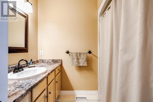 104 London Drive, Chatham, ON - Indoor Photo Showing Bathroom