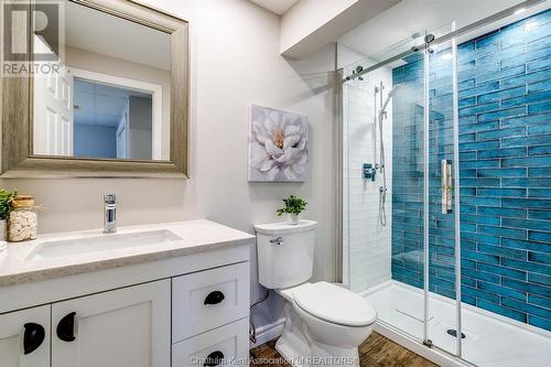 104 London Drive, Chatham, ON - Indoor Photo Showing Bathroom